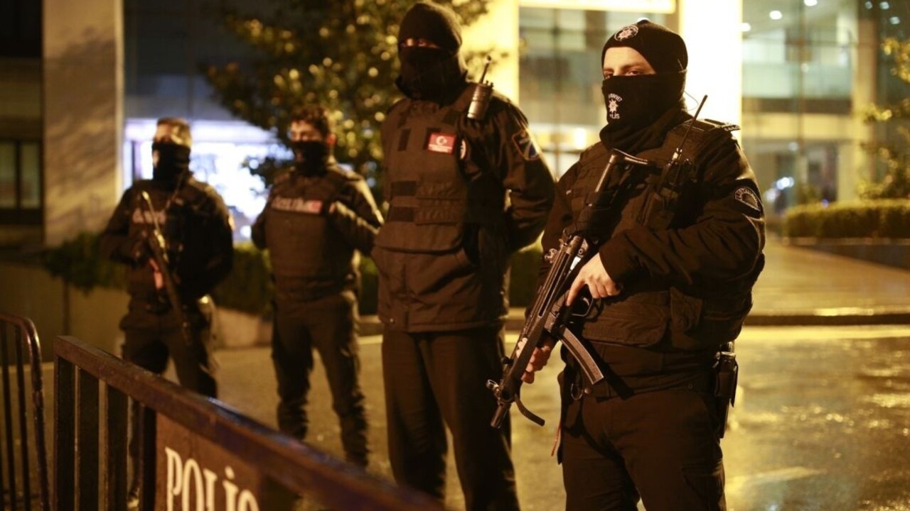 Budovy polície a vládnucej strany v Istanbule zasiahli rakety