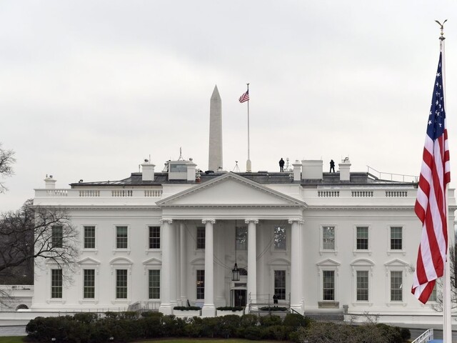 Biely dom zmenil prezidenta i šat, Trump dal vymeniť dekorácie