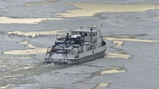 Lodná doprava na Dunaji je zastavená, posádky ohrozoval padajúci ľad