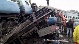 Na juhu Indie sa vykoľajil vlak, zahynuli desiatky ľudí