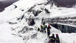 Talianski záchranári pokračujú v prehľadávaní hotela zasypaného lavínou