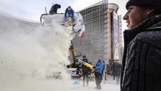 Farmári protestovali pred Európskou radou, snežilo sušené mlieko