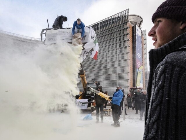 Farmári protestovali pred Európskou radou, snežilo sušené mlieko