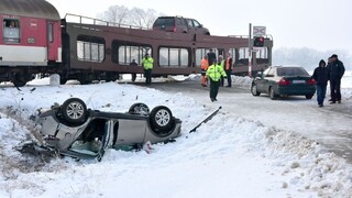 Rýchlik sa na priechode zrazil s autom, muž z neho nestihol vyskočiť