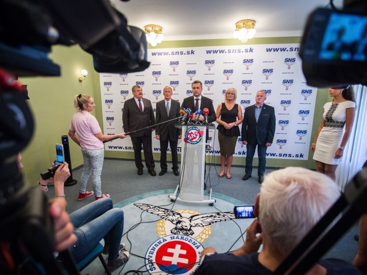 Národniari vyzvali Holjenčíka, aby sa vzdal svojej funkcie