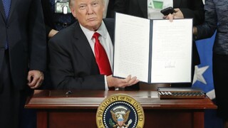 Na hraniciach s Mexikom vyrastie múr, Trump vydal príkaz na stavbu