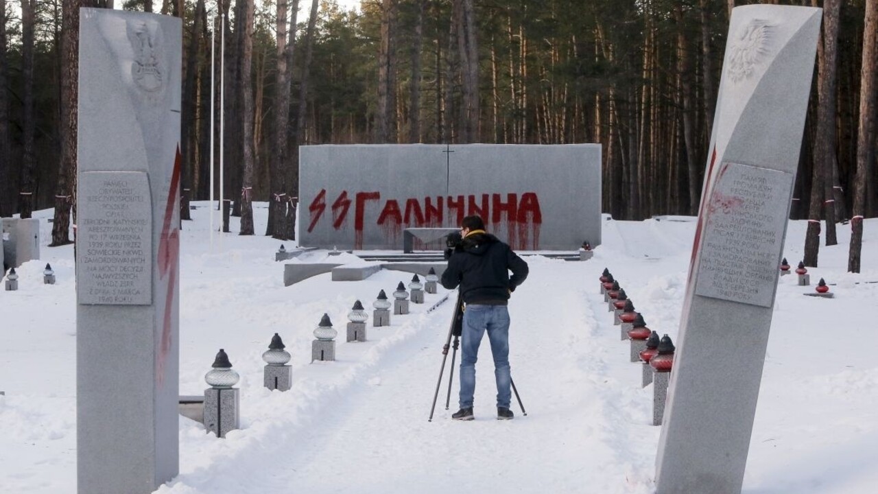 Vandali znesvätili pamätný cintorín nacistickými symbolmi
