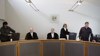 Odsúdili tínedžerku, jej útok na policajta riadil Islamský štát