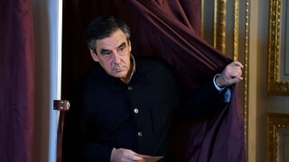 Ak ma obvinia, odstúpim z boja o prezidentské kreslo, hrozí Fillon