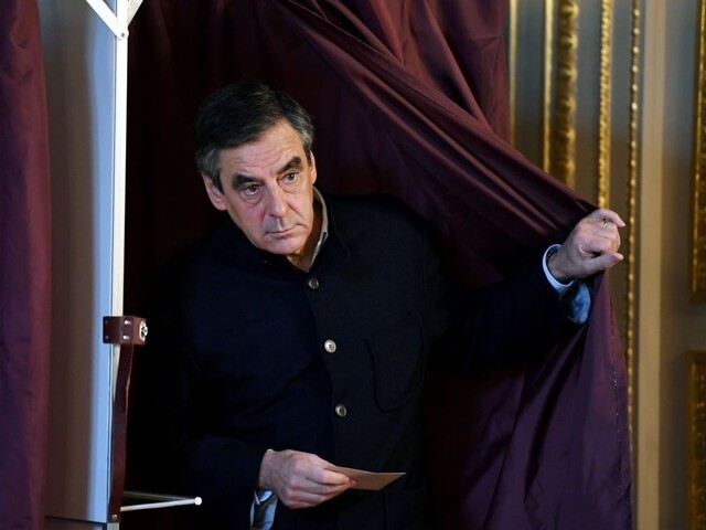 Ak ma obvinia, odstúpim z boja o prezidentské kreslo, hrozí Fillon