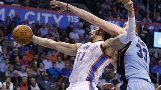 NBA: Kanter si vybil frustráciu na stoličke, predlaktie to nevydržalo