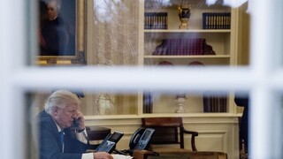 Trump po prvý raz od nástupu do funkcie telefonoval s Merkelovou i Putinom