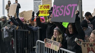 Trump obmedzil moslimom vstup do USA, na letisku demonštrovali davy
