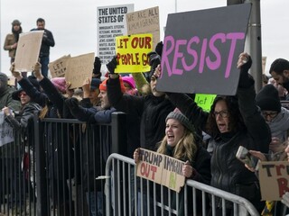 Trump obmedzil moslimom vstup do USA, na letisku demonštrovali davy