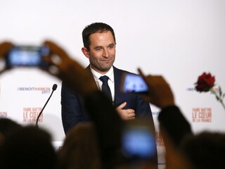 O prezidentské kreslo zabojuje Hamon, jeho súper uznal porážku