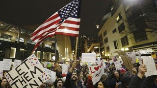 Nariadenie Trumpa vyvoláva nepokoje, protestovali tisíce ľudí