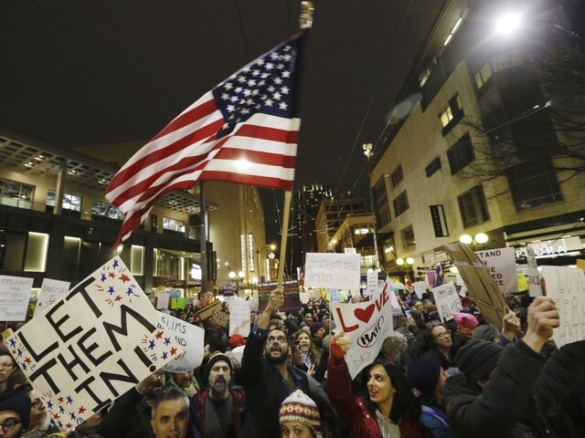 Nariadenie Trumpa vyvoláva nepokoje, protestovali tisíce ľudí
