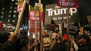 Mayová odmieta zrušiť Trumpovu návštevu, Briti spísali petíciu