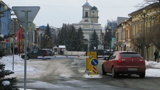 Popradská radnica zakročila. Pred bytovkami už dodávka nezaparkuje