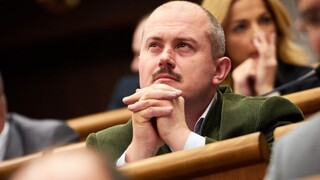 Kotlebovcov vykázali z rokovacej sály parlamentu, môžu prísť o plat