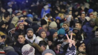 Rumunsko zmiernilo pravidlá proti korupcii, ľudia vyšli do ulíc