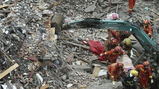 V Číne sa zrútili obytné budovy, pod troskami zostalo množstvo ľudí