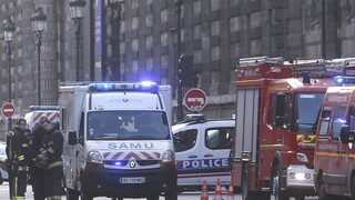 Poplach vo francúzskom Louvri. Vojak na stráži spustil ostrú paľbu