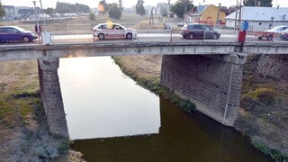 Koryto rieky Laborec rozširujú, voda sa nemá dostať k železnici