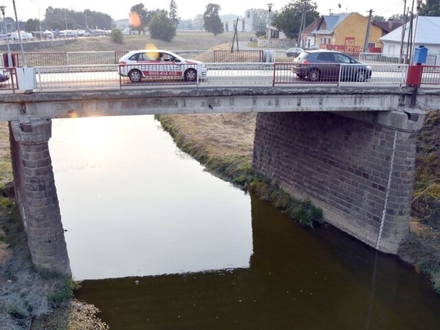 Koryto rieky Laborec rozširujú, voda sa nemá dostať k železnici