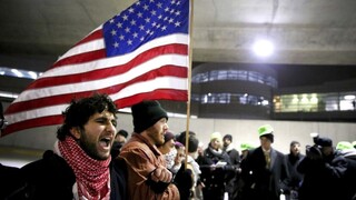 Protiimigračný dekrét má prvé čísla, Američania zrušili desaťtisíce víz
