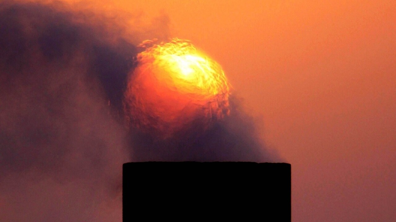 západ slnka ropovod znečistenie dym smog enviro 1140 px (SITA/AP)