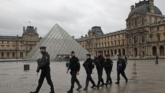 V Louvri útočil zrejme Egypťan, podľa prokurátora išlo o terorizmus