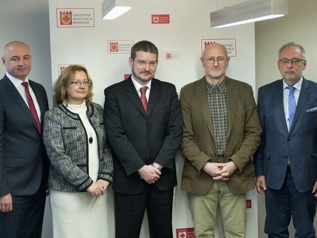 Naši neurochirurgovia žnú svetový úspech, vyvinuli bezpečnejšiu techniku operovania