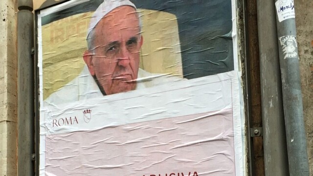 Kde je tvoje milosrdenstvo? Ulice Ríma zaplavili nenávistné plagáty