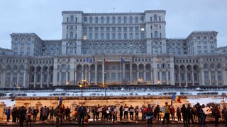 Rumunská vláda stiahla sporné nariadenie, občania však ďalej protestujú
