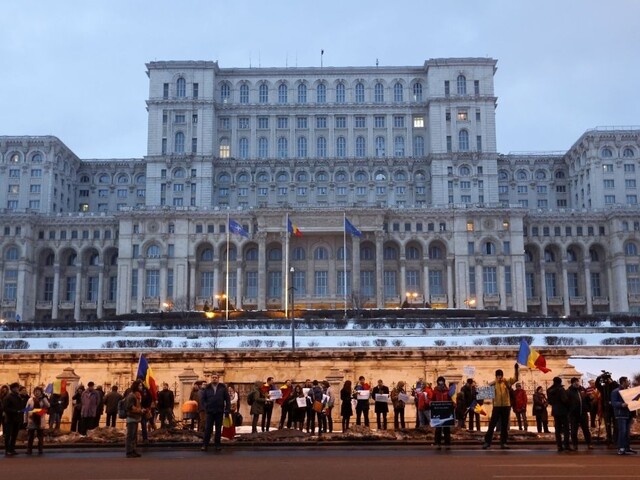 Rumunská vláda stiahla sporné nariadenie, občania však ďalej protestujú