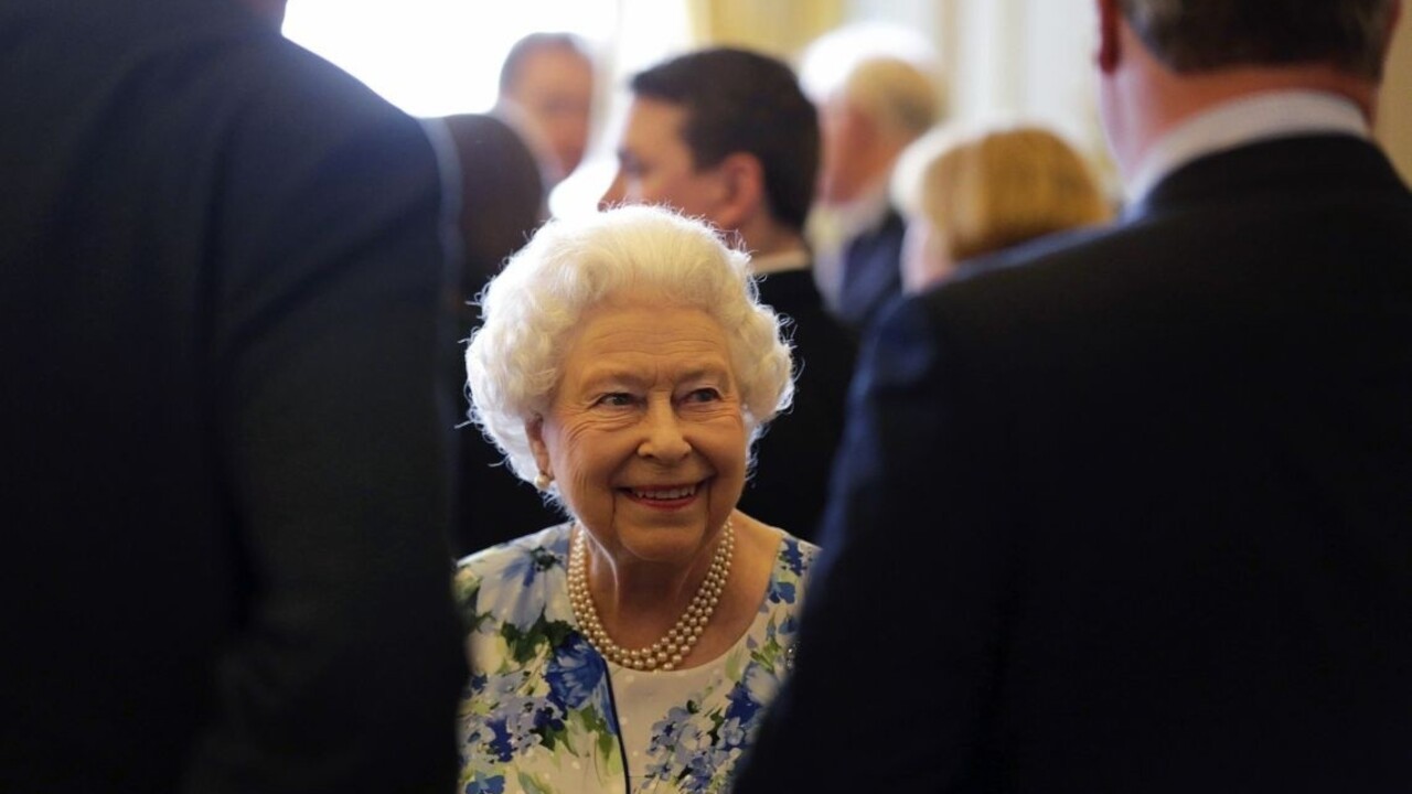 Britská kráľovná je na tróne 65 rokov, zafírové výročie ale neoslávi