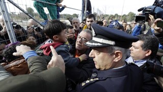 V aténskom migračnom tábore vypukli nepokoje. Prítomný bol aj minister