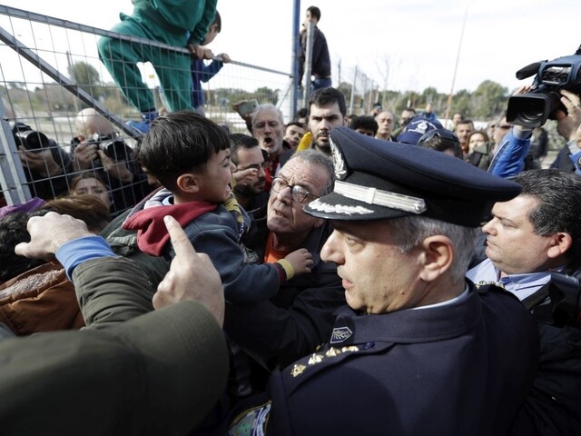 V aténskom migračnom tábore vypukli nepokoje. Prítomný bol aj minister