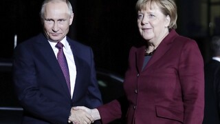Putin s Merkelovou vyzývajú na ukončenie bojov v Donbase
