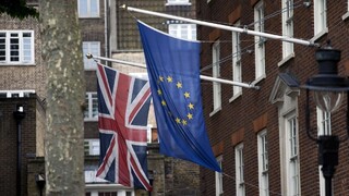 Britskí poslanci schválili zákon, ktorý umožní začiatok rokovaní o Brexite