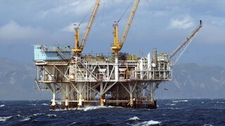 Zásoby ropy vo svete sú naďalej vysoké, ceny klesajú