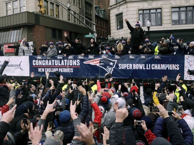 Hráči Patriots oslavovali zisk titulu, aplauz patril najmä Bradymu