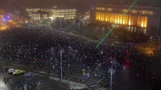 Protesty v Rumunsku neutíchajú, v uliciach sú aj stúpenci vlády