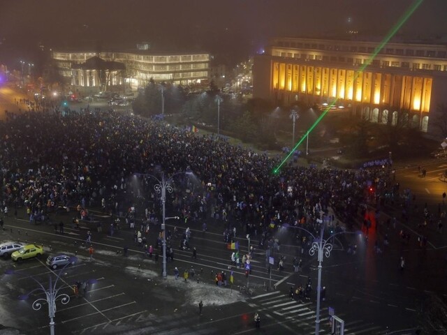 Protesty v Rumunsku neutíchajú, v uliciach sú aj stúpenci vlády