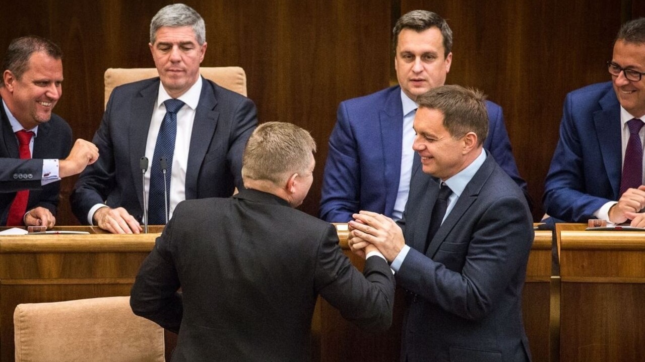 Fico bude čeliť odvolaniu, opozícia odovzdala svoj návrh