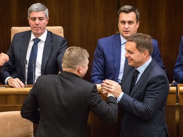Fico bude čeliť odvolaniu, opozícia odovzdala svoj návrh