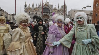 Začal sa jeden z najväčších európskych karnevalov. Benátky hýria maskami