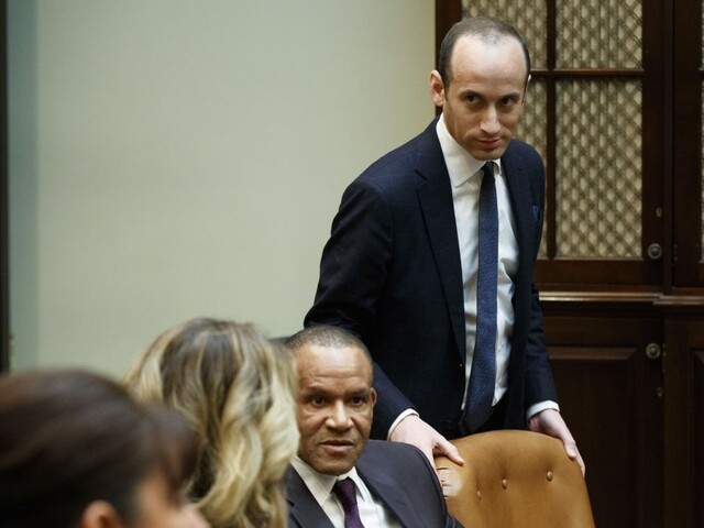 Trumpov poradca kritizoval súd. Miller je spolutvorcom sporného dekrétu