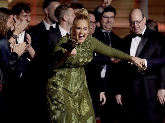 Bodovali Adele i Bowie. V Los Angeles udeľovali hudobné ceny